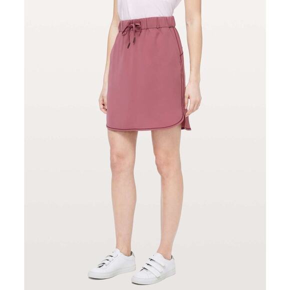 lululemon athletica Dresses & Skirts - Lululemon Womens On The Fly Woven Pink Size 6 Skirt Travel No Liner Pockets